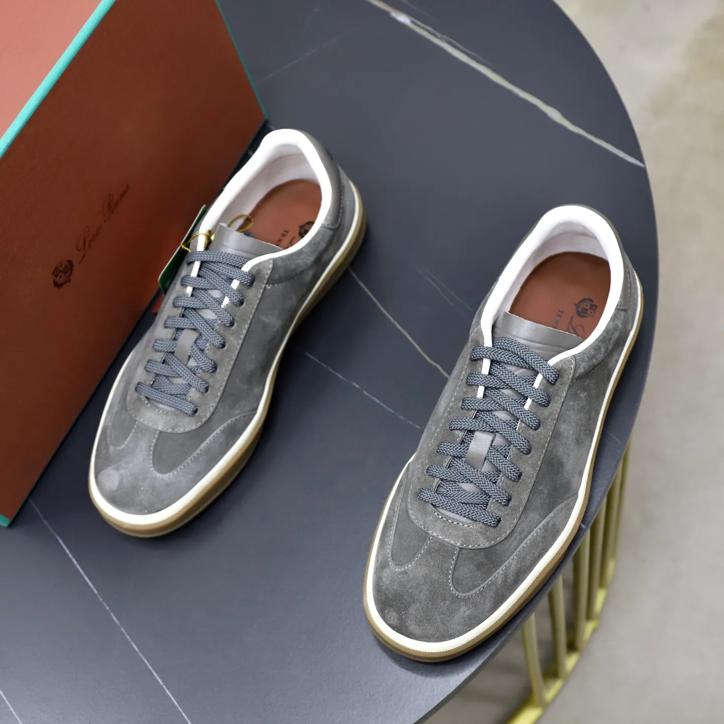 Ex-factory price: 560💰Loro Riana men’s moral training sneakers! Made from high-quality materials and designed in a low-cut silhouette, it offers an elegant and stylish look that's suitable for year-round wear. The unique double-layer sole aesthetic design, caramel cup-shaped outsole is decorated with off-white rubber trim, creating an attractive color combination. Pair with tailored pieces or jeans for a sophisticated yet casual look. The heel is decorated with soft cow leather tongue with Kummel color inserts and cotton laces with embossed LP logo. Upper: cow split suede. Lining: original thickened soft sheepskin. Size: 38-39-40-41-42-43-44 (customized in 45.46)